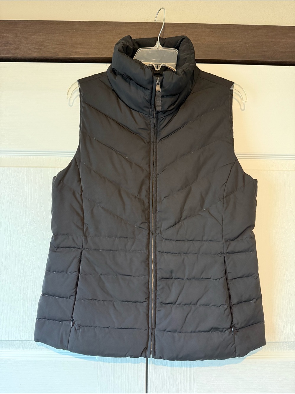 Talbots Women’s Black Sleeveless Quilted Puffer Vest w/ High Neck Collar Sz MED